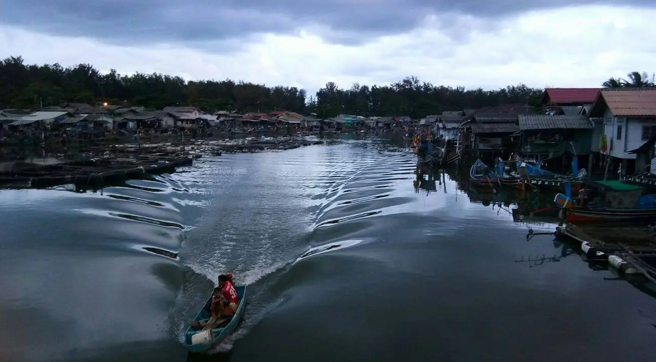 ที่มา: Wikimedia Commons บรรยากาศริมน้ำในตัวเมืองนราธิวาส